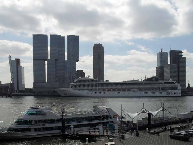 Cruiseschip ms MSC Magnifica van MSC Cruises aan de Cruise Terminal Rotterdam